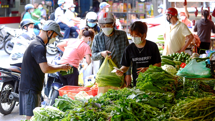 Nhiều người dân tại TP.HCM vẫn thường dùng túi ni lông đựng thực phẩm khi đi chợ - Ảnh: QUANG ĐỊNH