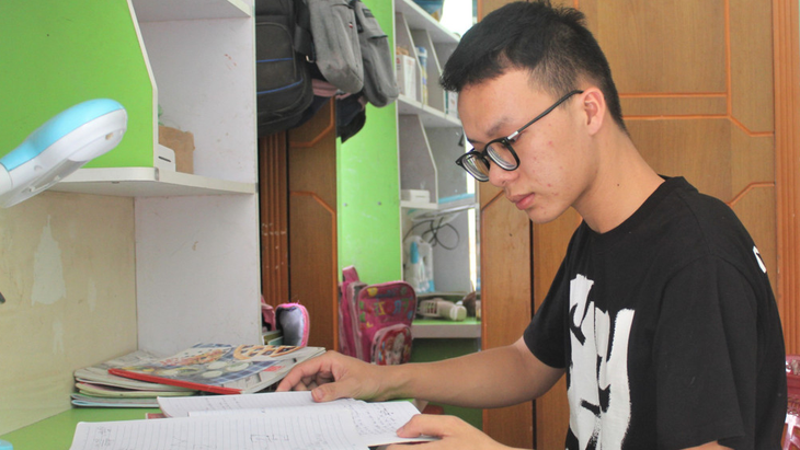 Dù trong người mang bệnh hiếm gặp nhưng ba năm phổ thông, Đỗ Xuân Thành đều học giỏi - Ảnh: LƯƠNG HUYỀN