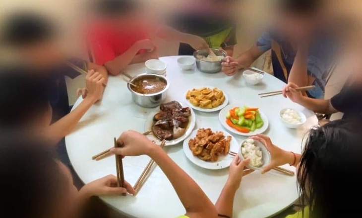 Bữa ăn của đội tuyển bóng bàn trẻ Việt Nam được cho là khiến các VĐV đói - Ảnh: TIỀN PHONG
