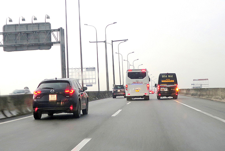 Một xe khách loại nhỏ lấn làn khẩn cấp trên đường cao tốc hướng Long Thành về TP.HCM đoạn qua cầu Long Thành vào lúc 17h10 ngày 1-10 - Ảnh: T.T.D.