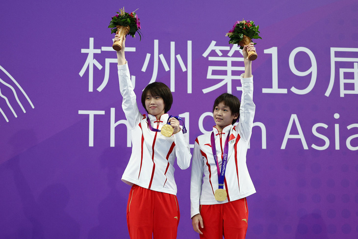 Bộ đôi Chen Yuxi (trái) và Quan Hongchan giành   huy chương vàng  10m cầu cứng môn nhảy cầu tại Asiad 19 - Ảnh: Hangzhou2022