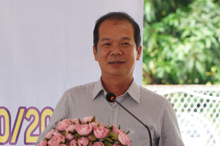 Ông Nguyễn Xuân Bằng - phó giám đốc Đài Phát thanh Truyền hình An Giang - thông tin về giải đua bò Bảy Núi và biểu diễn mô tô địa hình - Ảnh: CHÍ HẠNH