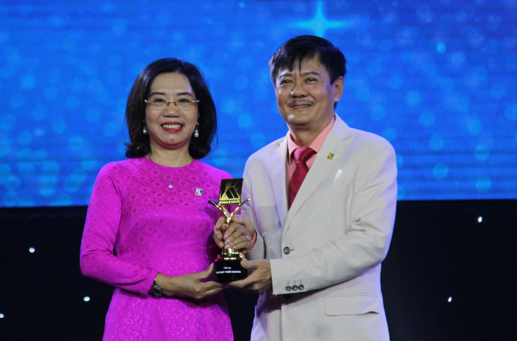 Ông Lê Tiến Anh - chủ tịch Hội đồng thành viên Tổng công ty Khánh Việt (Khatoco) trao kỷ niệm chương cho cán bộ, công nhân viên công ty - Ảnh: TRẦN HƯỚNG