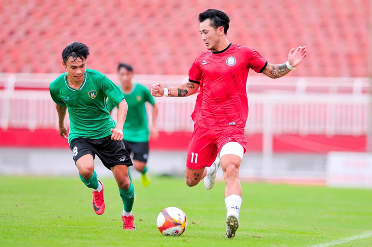 Cầu thủ Việt kiều Trương Quốc Minh (phải) trong trận giao hữu tại TP.HCM - Ảnh: HẢI VÕ