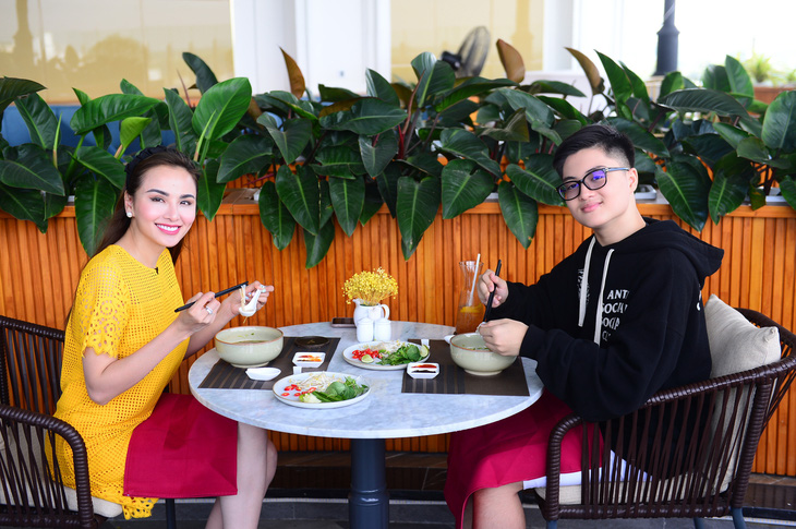 Nguyễn Kỳ Vĩ và hoa hậu Diễm Hương thưởng thức phở ở khách sạn Vinpearl Tây Ninh, tỉnh Tây Ninh - Ảnh: QUANG ĐỊNH