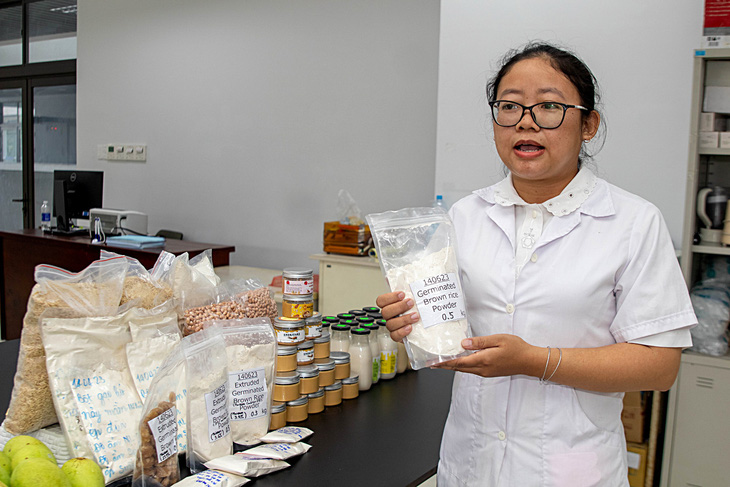 ThS Nguyễn Thị Lệ Ngọc giới thiệu các sản phẩm nghiên cứu của phòng thí nghiệm công nghệ sinh học thực phẩm tiên tiến - Ảnh: NGỌC ĐỨC