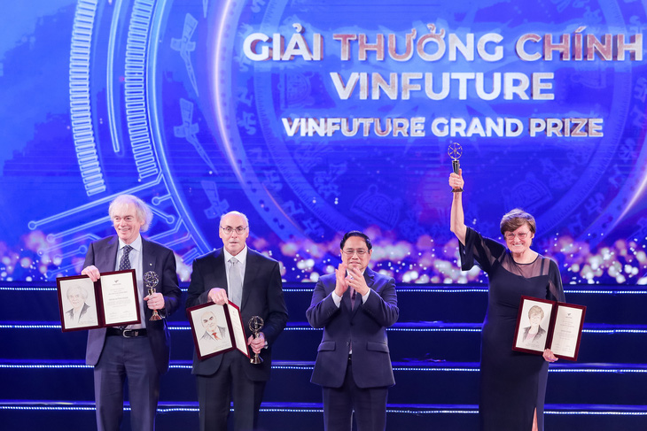 Thủ tướng Phạm Minh Chính trao giải thưởng VinFuture 3 triệu USD cho ba nhà khoa học: Katalin Karikó (bìa phải), Drew Weissman (thứ hai từ trái sang) và Pietter Rutter Cullis với công nghệ nghiên cứu vắc xin mRNA tối 20-1-2022 - Ảnh: NAM TRẦN