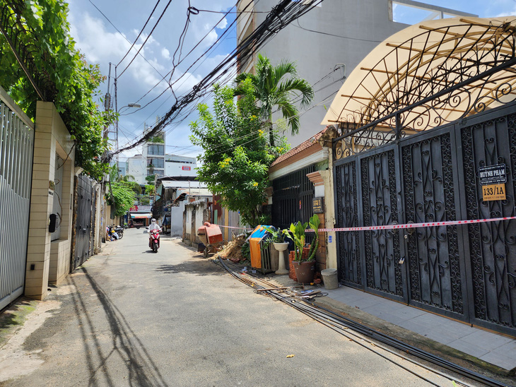 Nhà bên cạnh căn nhà sập cũng bị ảnh hưởng sau sự cố - Ảnh: MINH HÒA