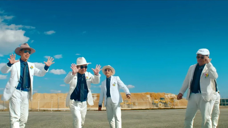 5 thành viên nhóm JI-POP như quý ông lịch lãm hát, nhảy cực sung trong MV