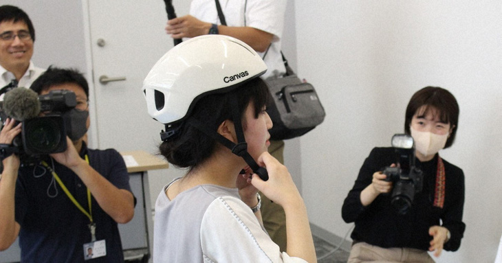 Sinh viên Nhật Bản sáng tạo kiểu tóc thân thiện với mũ bảo hiểm - Ảnh 1.