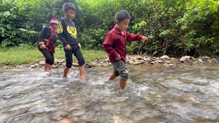 Em Tẩn A Việt, Tẩn A Đông và Xìn Thị Giang trên đường đến trường
