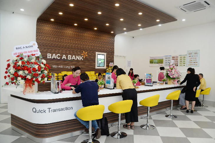 Khách hàng giao dịch tại Bac A Bank Chi nhánh Cà Mau trong ngày khai trương