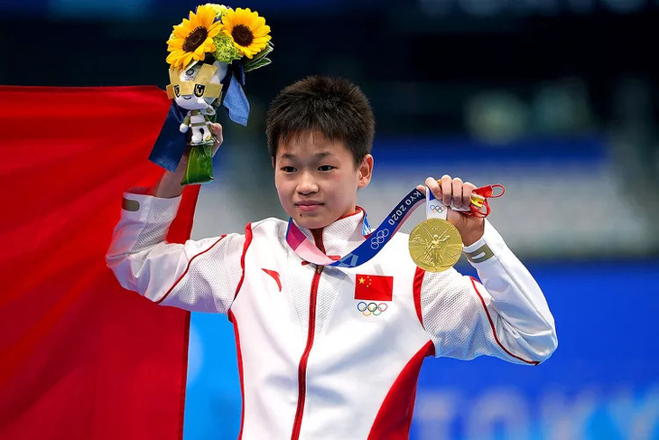 Quan Hongchan ở tuổi 14 đã giành huy chương vàng và phá kỷ lục tại Olympic Tokyo 2020 - Ảnh: GETTY