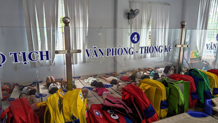 Trụ sở phường Thuận Hòa (TP Huế) được Trường mầm non Hương Sen mượn tạm làm nơi trông giữ trẻ - Ảnh: NHẬT LINH