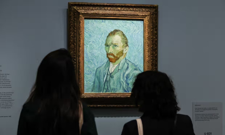 Khán giả xem tranh tự họa của Van Gogh ở Bảo tàng Musée d’Orsay - Ảnh: Teresa Suárez/EPA