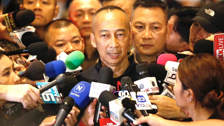 Đại tướng Torsak Sukwimon, ủy viên của lực lượng Cảnh sát Hoàng gia Thái Lan, trả lời báo chí lúc 20h ngày 3-10 về vụ xả súng ở trung tâm thủ đô Bangkok - Ảnh: THAIRATH