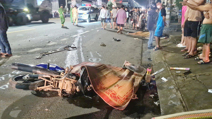 Trước đó vụ tai nạn do xe Thành Bưởi khiến hai anh em chết tại chỗ cũng trên quốc lộ 20 thuộc huyện Thống Nhất, Đồng Nai tối 23-7 - Ảnh: A.B.