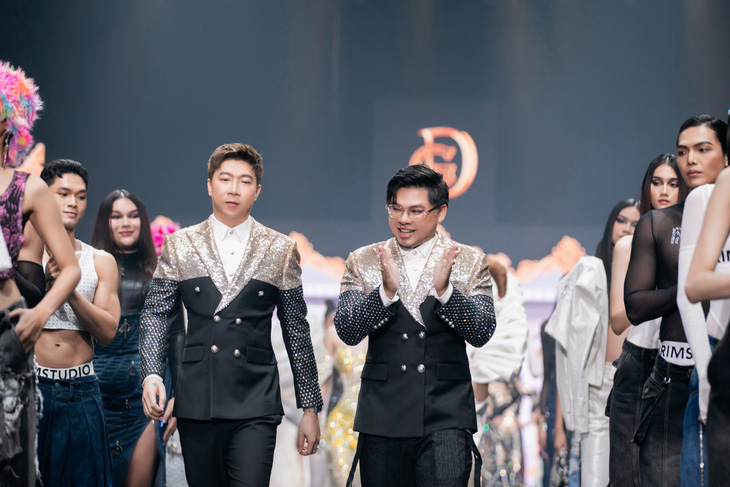 Nhà thiết kế Lê Long Dũng (phải) và Thân Nguyễn An Kha mất hai năm chuẩn bị cho show diễn kỷ niệm 10 năm - Ảnh: KIẾNG CẬN TEAM