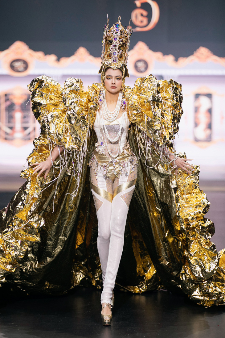 Người mẫu Vũ Thu Phương diện trang phục được thiết kế công phu, tỉ mỉ - Ảnh: KIẾNG CẬN TEAM