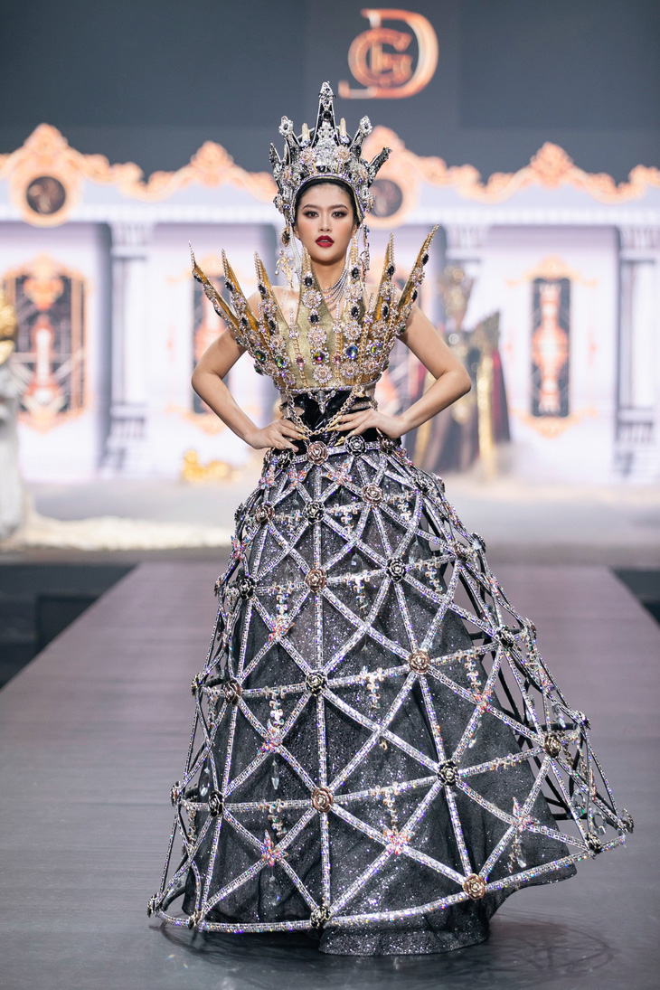 Hoa hậu Thiên Ân diện thiết kế mang kiểu dáng độc đáo, quen mà lạ - Ảnh: KIẾNG CẬN TEAM