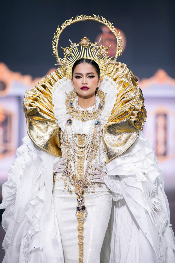 Hoa hậu Ngọc Châu diện thiết kế mới nhất của Lê Long Dũng và Thân Nguyễn An Kha - Ảnh: KIẾNG CẬN TEAM