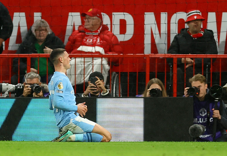 Foden ghi bàn thắng ấn định tỉ số 3-0 cho Man City trước Man United - Ảnh: REUTERS