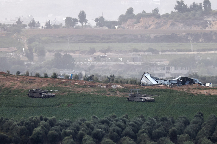 Xe tăng Israel di chuyển ở phía bắc Dải Gaza ngày 29-10 - Ảnh: AFP