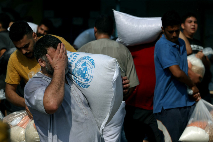 Người dân tại Dải Gaza xông vào kho thực phẩm của Liên Hiệp Quốc - Ảnh: AFP