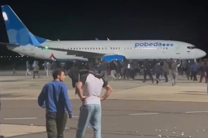 Dòng người biểu tình đổ dồn về phía một chiếc máy bay từ Israel vừa đáp xuống một sân bay ở thành phố Makhachkala, Cộng hòa Dagestan vào tối 29-10 - Ảnh: AFP