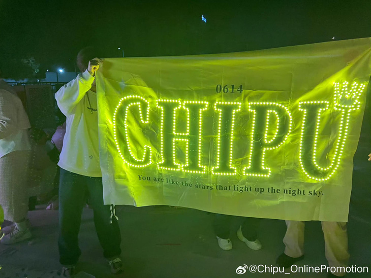 Các fan cũng đầu tư màn cổ vũ thật hoành tráng cho Chi Pu bằng các bảng đèn, cờ lớn, gậy phát sáng, mũ tiếp ứng...