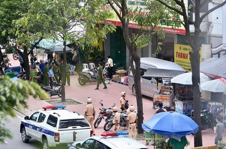 Chiều 26-10, tại trụ sở Công ty TNHH Thành Bưởi (nhà xe Thành Bưởi) xuất hiện nhiều lực lượng công an cùng cảnh sát giao thông - trật tự ở bên ngoài - Ảnh: CHÂU TUẤN