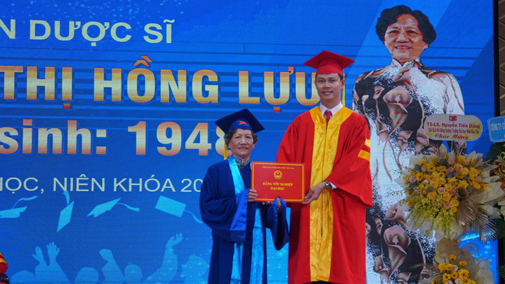 Tân dược sĩ Nguyễn Thị Hồng Lựu (75 tuổi) tại lễ tốt nghiệp ngày 29-10 vừa qua - Ảnh: Trường đại học Nam Cần Thơ cung cấp