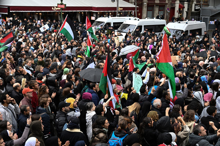 Người biểu tình ủng hộ Palestine ở trung tâm Paris, Pháp ngày 28-10 - Ảnh: AFP