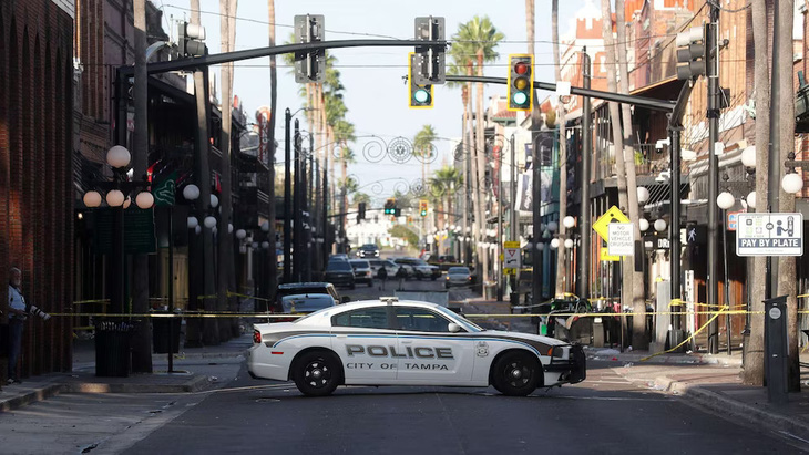 Sở cảnh sát Tampa và Văn phòng cảnh sát trưởng quận Hillsborough điều tra vụ xả súng ở khu phố Ybor City vào ngày 29-10 - Ảnh: ABC NEWS/GETTY IMAGES