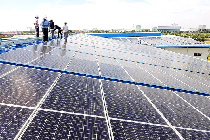 Nhà máy Adidas tại Long An dùng điện mặt trời trên mái nhà, giúp các sản phẩm đạt tín chỉ xanh khi xuất sang châu Âu - Ảnh: NGỌC HIỂN
