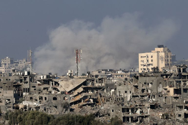 Khói bốc lên tại Dải Gaza sáng 30-10 - Ảnh: AFP