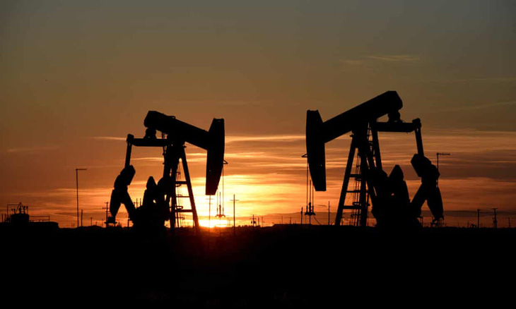 Giá dầu sẽ tăng vọt vì gián đoạn nguồn cung nếu xung đột lan rộng ở Trung Đông - Ảnh: AFP