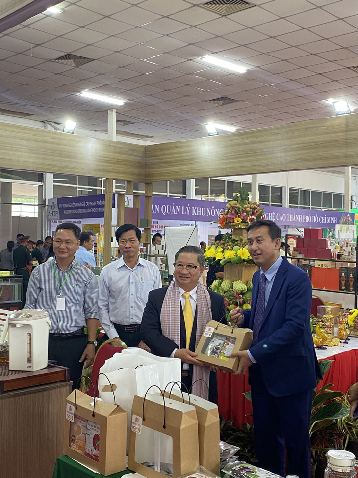 Chủ tịch UBND thành phố Cần Thơ Trần Việt Trường (người thứ ba bên trái qua) tham quan một gian hàng trưng bày sản phẩm OCOP tại Hội chợ nông nghiệp quốc tế VN năm 2022 - Ảnh: TTXT ĐT - TM và Hội chợ Triển lãm Cần Thơ