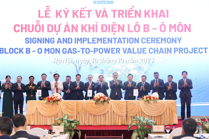 Thủ tướng Phạm Minh Chính trao đổi với các đơn vị về triển khai dự án khí điện Lô B - Ô Môn - Ảnh: VGP