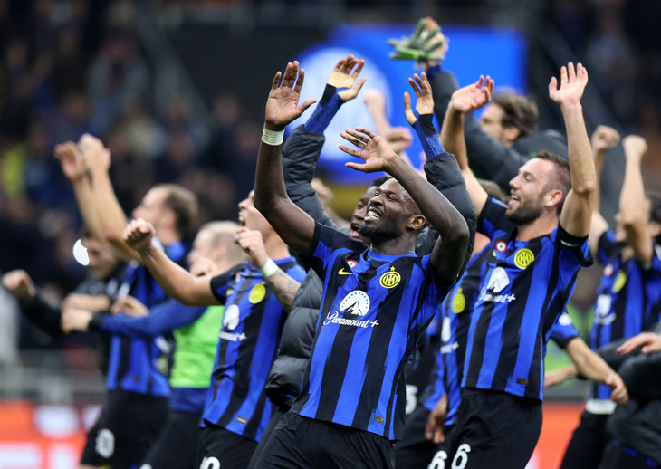 Inter Milan ăn mừng sau chiến thắng trước AS Roma - Ảnh: REUTERS