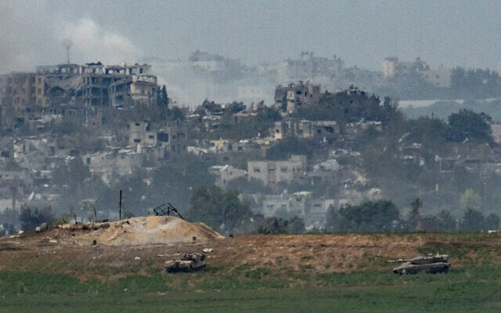 Xe tăng Israel ở Dải Gaza, nhìn từ phía Israel, hôm 29-10 - Ảnh: THE TIMES OF ISRAEL