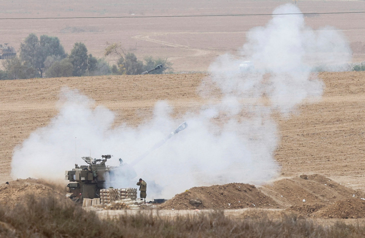 Đơn vị pháo binh của Israel bắn vào Dải Gaza từ khu vực gần biên giới, ngày 29-10 - Ảnh: REUTERS