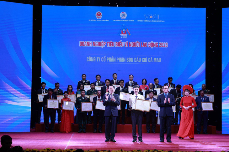 Ông Nguyễn Đức Hạnh - thành viên hội đồng quản trị, chủ tịch Công đoàn PVCFC - cùng các đại diện được vinh danh và nhận bằng khen tại buổi lễ