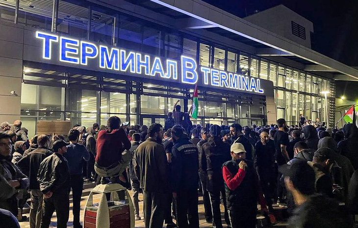 Những người ủng hộ Palestine tràn vào sân bay Makhachkala tại Cộng hòa Dagestan thuộc Nga - Ảnh: TASS