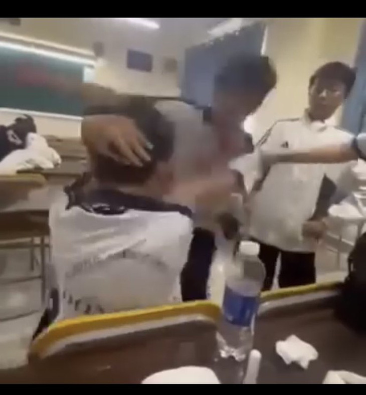 Nam sinh Trường THCS Đống Đa bị bạn đánh, đấm túi bụi vào mặt ngay trong lớp học - Ảnh cắt từ clip