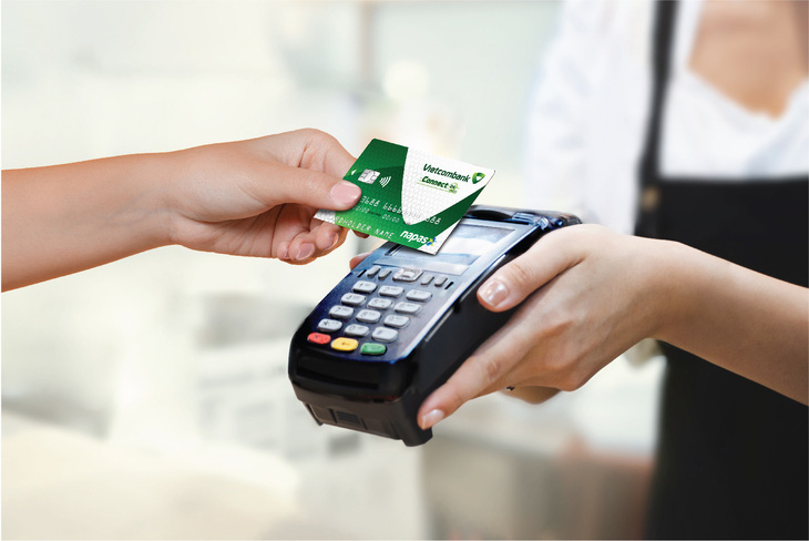 Thẻ Vietcombank công nghệ chip contactless giúp chủ thẻ thanh toán tiện lợi - Ảnh: VCB