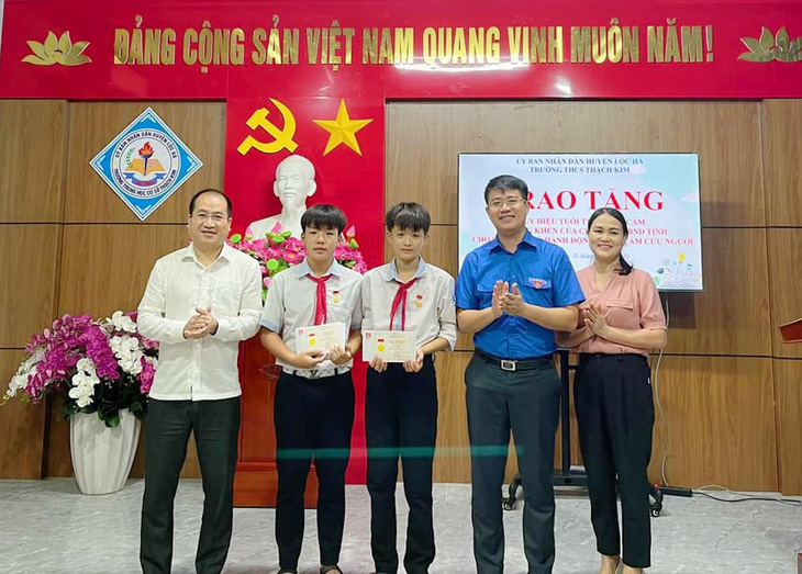 Em Sinh và Phong được trao tặng huy hiệu &quot;Tuổi trẻ dũng cảm&quot; vì đã cứu hai em nhỏ khỏi đuối nước - Ảnh: H.A.