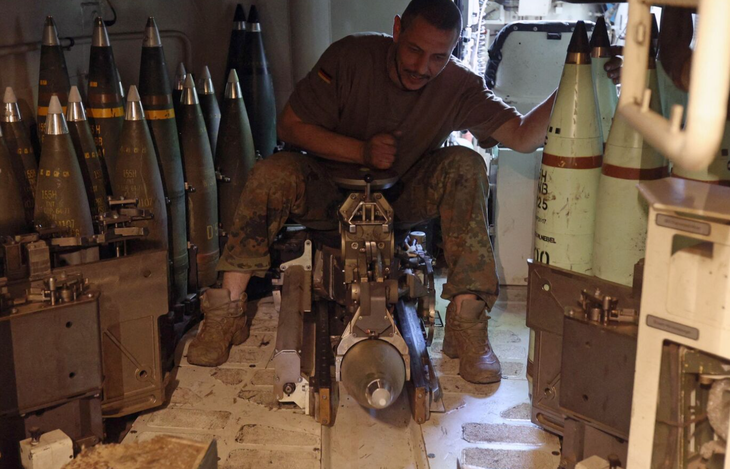 Một quân nhân Ukraine làm việc với pháo tự hành tại tiền tuyến gần Bakhmut, vùng Donetsk tháng 6-2023 - Ảnh: AFP