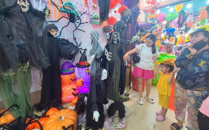 Halloween năm nay, các chủ tiệm mặt buồn không cần hóa trang