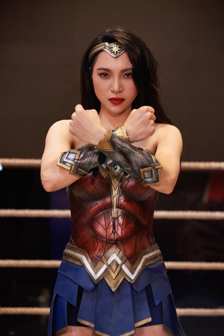 Trong đêm chung kết Dragon Fight League 2023, Hiền Ngô hóa thân thành nhân vật Wonder Woman với tạo hình bốc lửa.